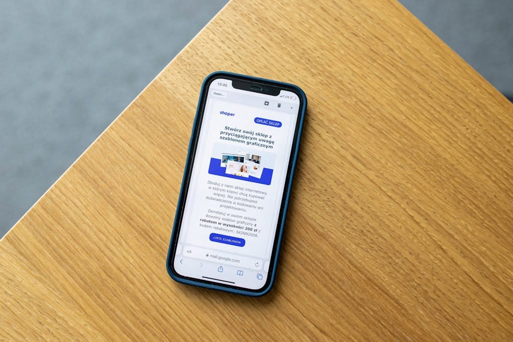 Teléfono móvil con una interfaz de comercio electrónico sobre una superficie de madera, que ilustra la tecnología de compras en línea.